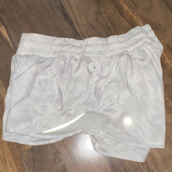 Lululemon Hotty Hot Low Rise 2.5" White/Gray Patterned Running Shorts - Picture 3 of 4